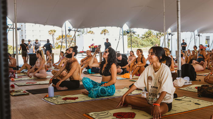 Red Bull Guest House dan Club Space telah bekerja sama untuk menawarkan sesi yoga pagi berpemandu yang menyegarkan kepada para hadirin.