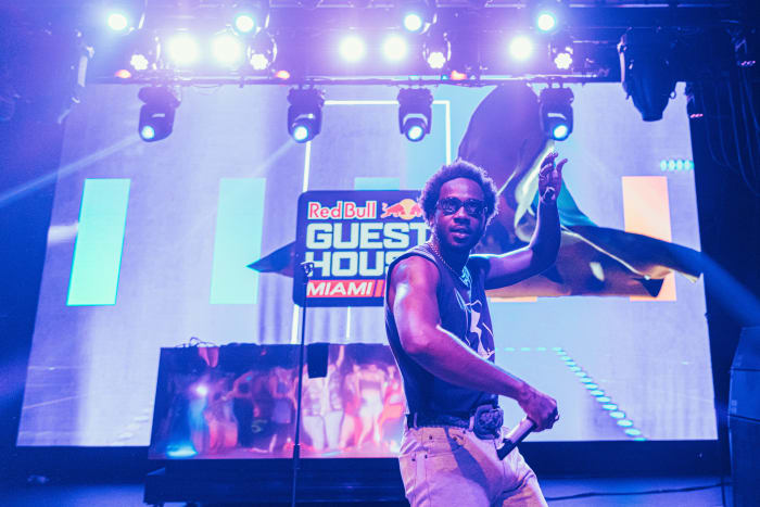 Channel Tres tampil di panggung saat malam penutupan Red Bull Guest House