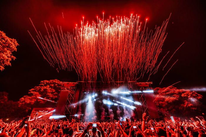 Kembang api di panggung utama di EXIT Festival 2022.