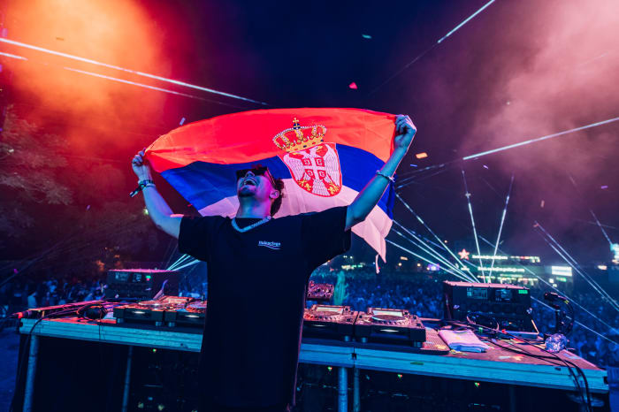 ACRAZE memegang bendera Serbia saat tampil di EXIT Festival 2022.