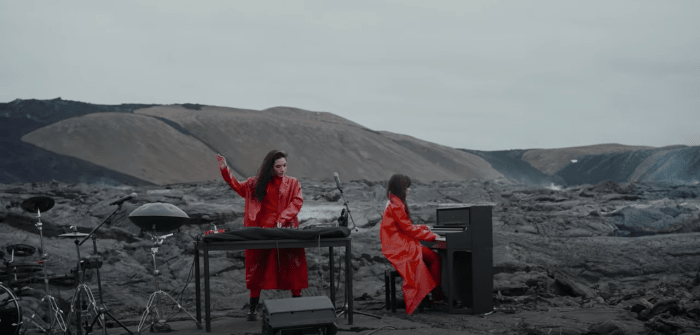 Giolì & Assia tampil di gunung berapi Fagradalsfjall di Islandia.