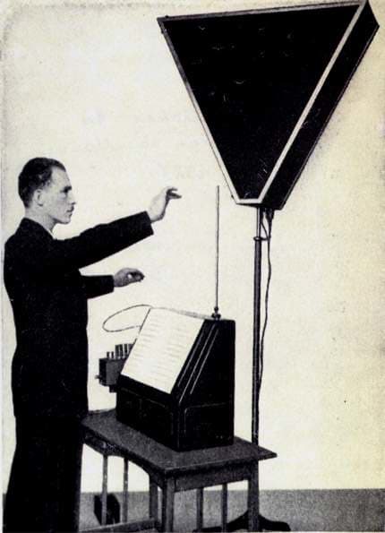 Leon Theremin memainkan instrumennya dalam foto tak bertanggal.